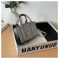 Détail du sac cabas pailleté argent avec étiquette The Bag dans son coffret cadeau - Argenté