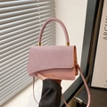 Rosafarbene Umhängetasche mit Glitzerklappe und goldenem Logo im quadratischen Design - Rosa