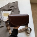 Donkerbruine lederen crossbody tas met brede vintage riem en witte contraststiksels - koffiekleur