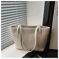 Minimalistische beige gewebte Stroh-Shopper-Tasche mit glatten Schultergurten für den Sommer - Weiß