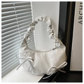 Detalle de bolso medialuna blanco con asa fruncida y lazo decorativo elegante - Blanco