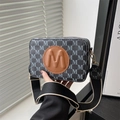 Retro cameratas met M-letter print en een brede schouderriem met merklogo - Zwart