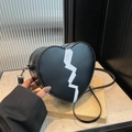 Borsa a tracolla alla moda a forma di cuore nera con motivi a fulmine bianchi da donna - Nero