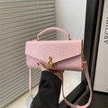 Rosafarbene quadratische Handtasche mit Webmuster, Goldschloss und Schultergurt - Rosa