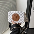 Beige crossbodytas met grijze monogramprint en brede geweven schouderriem - Wit