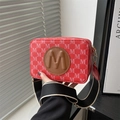 Rode crossbody cameratas met M-patroon print en brede gestreepte canvas schouderriem - Rood