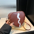 Borsa a tracolla marrone a forma di cuore in pelle con motivo a cuore spezzato bianco - Marrone