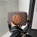 Bruine monogram tas met M-logo in reliëf en stijlvolle brede geweven schouderriem - Bruin