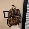Sac à dos rétro marron avec imprimé lettres jaunes, rivets et détails dorés - Marron
