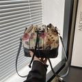 Retro-Kordelzug-Beuteltasche mit bunten Blumenmustern und Besatz aus schwarzem Leder - Schwarz