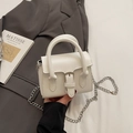 Cremeweiße minimalistische Umhängetasche mit Silberkette und Metallschnallendesign - Gebrochenes Weiß