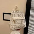 Mini sac à dos blanc avec imprimé de lettres beige et fermetures éclair et clous dorés - Blanc Cassé
