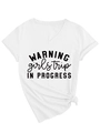 Dettaglio t-shirt bianca con scollo a V, stampa Warning Girls Trip e nodo sulla parte frontale - S / Bianco (Carattere Nero)