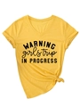 Dettaglio t-shirt gialla scollo a V con stampa Warning Girls Trip e nodo sull'orlo - S / Giallo (Carattere Nero)