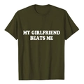 T-shirt vert olive foncé avec imprimé blanc 'MY GIRLFRIEND BEATS ME' en lettres grasses - Vert Militaire