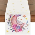 Nahaufnahme eines Leinen-Tischläufers mit Aquarell-Mond- und Blumenmuster auf Holztisch - Weißes Aquarell Handgemaltes Mond Rosen Muster (ZQZ1-8)
