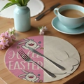Tovaglietta con coniglietto pasquale rosa e beige con scritta Hello Easter su tavolo - Coniglio Rosa Hello Easter (CDE1-5)