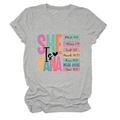 Detail eines grauen T-Shirts mit Bibelvers-Aufdruck und weicher Baumwolltextur - S / Lichtgrau (Schwarzer Text)