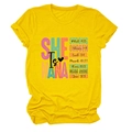 Detail eines gelben Baumwoll-T-Shirts mit Slogan She Is Nana und biblischem Aufdruck - S / Gelb (Schwarzer Text)