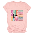 Detailansicht eines rosa T-Shirts mit 'SHE Is NANA' Kunstdruck und inspirierenden Bibelversen - S / Rosa (Schwarzer Text)