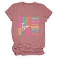 Detailansicht des rosa T-Shirts mit She Is Nana Strong Aufdruck und religiösen Texten - S / Roségold (Weißen Text)