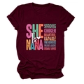 Detail des burgunderroten T-Shirts mit She Is Nana Strong Pop-Art-Text und Bibelversen - S / Weinrot (Weißen Text)