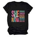 Detailansicht des schwarzen Baumwoll-T-Shirts mit buntem SHE IS NANA Grafikaufdruck - S / Schwarz (Weißen Text)