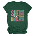 Detailansicht eines dunkelgrünen T-Shirts mit She is Nana Grafik und biblischem Text - S / Retro Grün (Weißen Text)