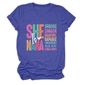 Nahaufnahme des königsblauen T-Shirts mit buntem 'SHE IS NANA' Grafikaufdruck - S / Retro Blau (Weißen Text)