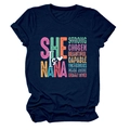 Detailansicht eines dunkelblauen T-Shirts mit böhmischem 'SHE IS NANA' Textdruck - S / Marineblau (Weißen Text)