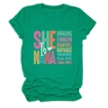 Detail des smaragdgrünen T-Shirts mit SHE Is NANA Grafik und biblischem Textdruck - S / Tintengrün (Weißen Text)