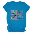 Detail eines blauen T-Shirts mit Rundhalsausschnitt und Nana-Blumendruck-Motiv - S / Seeblau (Schwarzer Text)