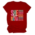 Detail eines roten Baumwoll-T-Shirts mit 'SHE IS NANA' Pop-Art-Grafikdruck und Rundhals - S / Rot (Weißen Text)