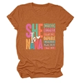Detail eines orangen T-Shirts mit Rundhalsausschnitt und She Is Nana Motivdruck - S / Gebranntes Orange (Weißen Text)