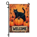 Drapeau de jardin Halloween avec chat noir sur citrouilles et support métallique Welcome - Chat Noir Debout sur une Pile de Citrouilles (HYQ25-1)