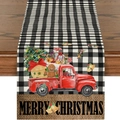 Detailansicht des Weihnachtstischläufers mit Karomuster und rotem LKW-Motiv auf Holz - Weihnachtsbaum Roter LKW Stil (ZQ28-7)