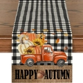 Detail eines karierten Tischläufers mit rotem LKW, Kürbissen und Happy Autumn Aufschrift - Herbst Kürbis Sonnenblume Roter LKW Stil (ZQ28-2)