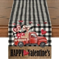 Detailansicht Tischläufer zum Valentinstag mit rotem LKW-Motiv und Herz-Dekoration - Valentinstag Herz Roter LKW Stil (ZQ28-4)