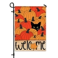 Drapeau de jardin Halloween avec chat noir mignon, citrouilles et lettrage Welcome - Chat Noir Regardant à Travers une Citrouille (HYQ25-2)