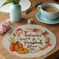 Détail d'un set de table rond en lin avec imprimé Autumn Leaves & Pumpkins Please - Feuilles d'Automne Citrouilles(CDF8-1)