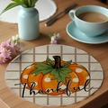 Gros plan d'un set de table en lin avec motif citrouille et texte Thankful pour l'automne - Citrouille de Gratitude(CDF8-2)