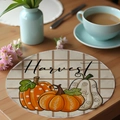 Gros plan d'un set de table en lin avec citrouilles sur une table en bois - Récolte Citrouille(CDF8-3)