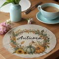 Détail d'un set de table rond en lin avec motif citrouille d'automne sur table bois - Tournesol Citrouille d'Automne(CDF8-4)
