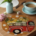 Detail van ronde linnen placemat met rode vrachtwagen en pompoenpatroon voor de herfst - Cdf8-11 / 36CM