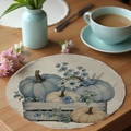 Detail van ronde linnen placemat met handgeschilderde blauwe pompoen en bloemen - Cdf8-17 / 36CM