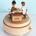 Carillon in legno in stile europeo con scena romantica di coppia e incisione LOVE - Rosa