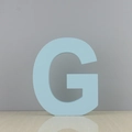 Grand décor de lettre G en bois bleu ciel, ornement autoportant au style macaron - Lettre G