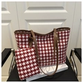 Detail der rot-weißen Tweed-Tragetasche mit braunen Ledergriffen und passender kleiner Tasche - Rot