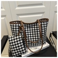 Detail von Hahnentritt-Tote-Tasche mit braunen Ledergriffen und kleinem Etui - Schwarz