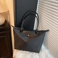 Borsa tote in nylon nero con manici in pelle e bottone a pressione dorato su tessuto - Nero